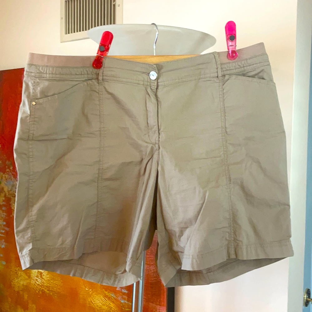 Women’s Shorts with elastic waist. Size 20W